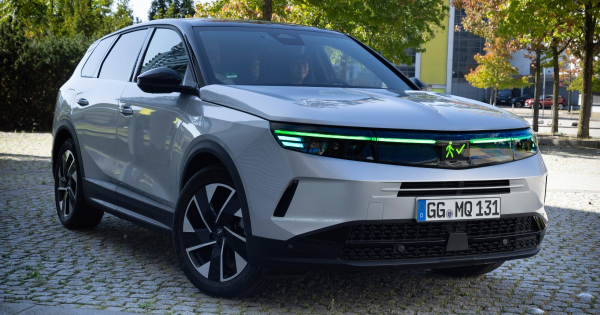 Opel навчив кросовер Grandland спілкуватися з пішоходами світловими сигналами