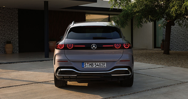 Новий Mercedes-Benz GLC EQ отримав величезну LED "решітку" та запас ходу до 713 км