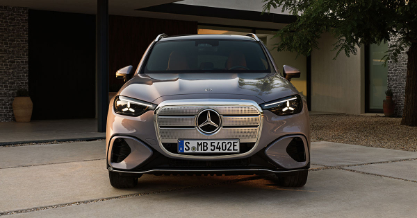 Новий Mercedes-Benz GLC EQ отримав величезну LED "решітку" та запас ходу до 713 км