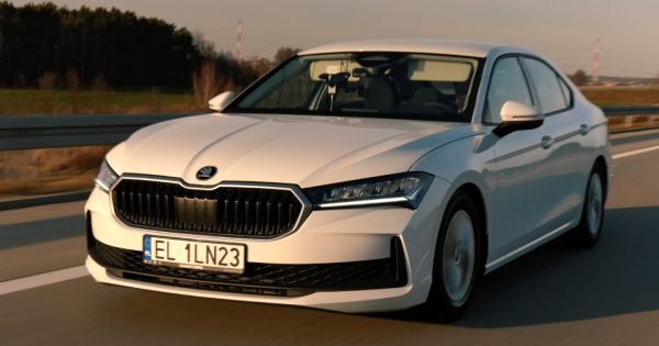 З Польщі до Парижа та назад: дизельний Skoda Superb проїхав 2831 км на одному баку