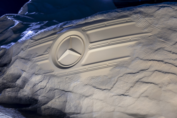 Mercedes-Benz натякнув на дизайн нового Sprinter за допомогою скульптури Mercedes-Benz натякнув на дизайн нового Sprinter за допомогою скульптури