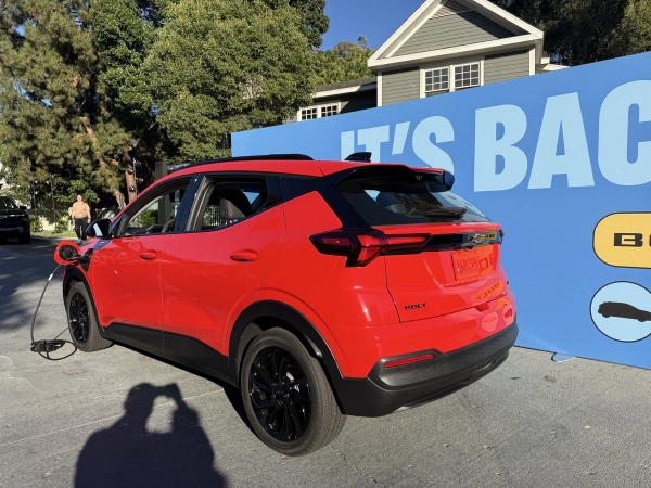 Chevrolet повертає Bolt у продаж із новою батареєю та роз'ємом стандарту Tesla