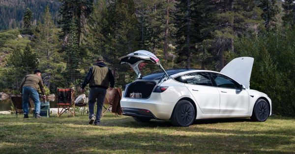 Tesla представила найдешевшу версію Model 3