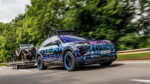 Porsche розкрила інтер'єр Cayenne Electric і там дуже багато сенсорних екранів