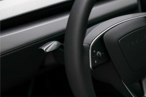 Tesla Model 3: повернення перемикача сигналів повороту і збільшення запасу ходу
