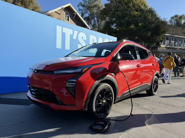 Chevrolet повертає Bolt у продаж із новою батареєю та роз'ємом стандарту Tesla