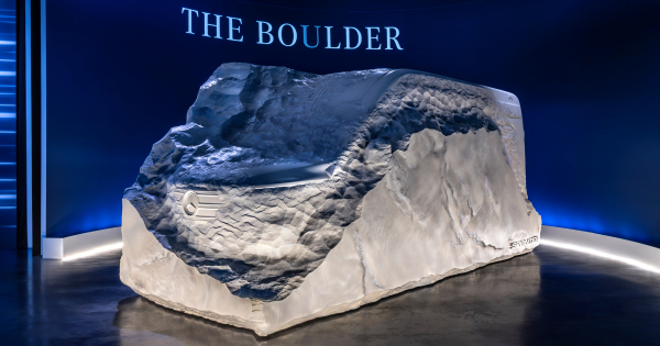 Mercedes-Benz натякнув на дизайн нового Sprinter за допомогою скульптури Mercedes-Benz натякнув на дизайн нового Sprinter за допомогою скульптури