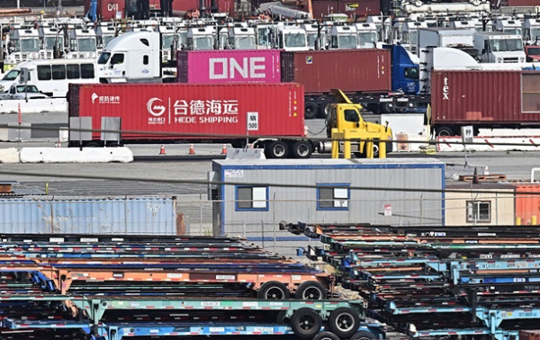 Китай призупинив дію частини мит на товари США