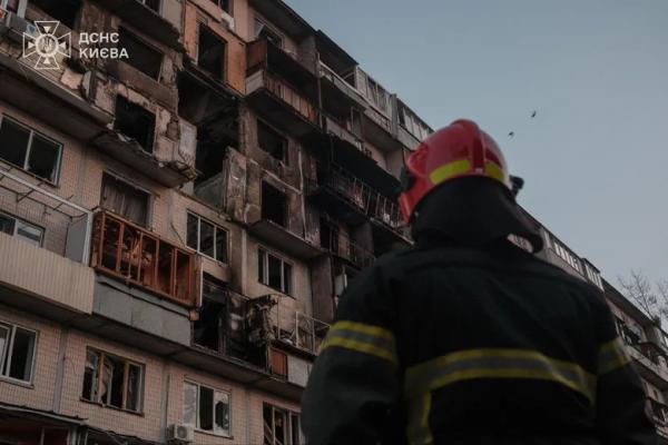 У Києві на місці удару по багатоповерхівці завершили пошуково-рятувальні роботи – фото У Києві на місці удару по багатоповерхівці завершили пошуково-рятувальні роботи – фото