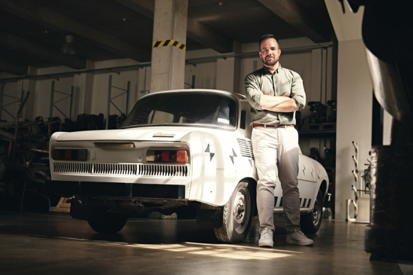 Škoda показала сучасну версію класичного седана 100