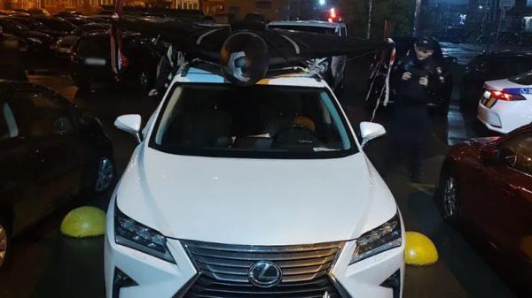У Києві помітили Lexus із "шахедом" на даху. Поліція вилучила дрон – фото У Києві помітили Lexus із "шахедом" на даху. Поліція вилучила дрон – фото