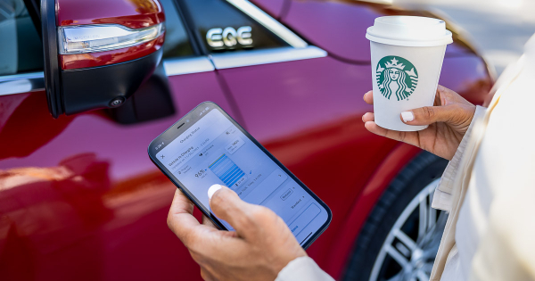 Mercedes-Benz відкрив першу зарядну станцію поруч зі Starbucks Mercedes-Benz відкрив першу зарядну станцію поруч зі Starbucks