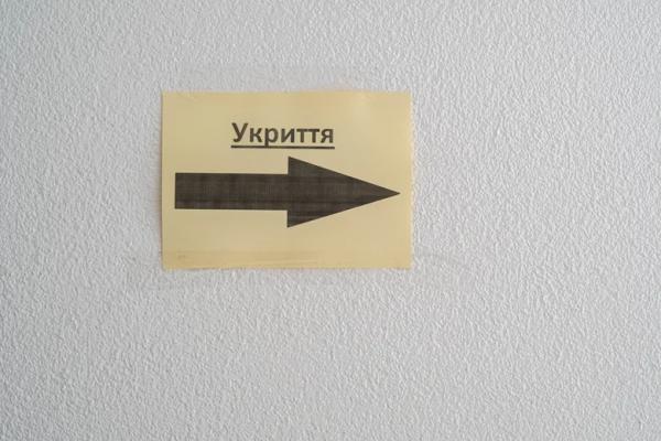 В Києві людей не пустили в укриття. Поліція відреагувала – відео