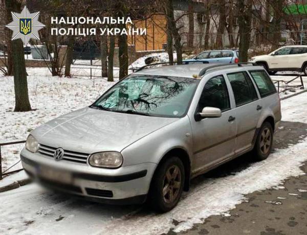 По Києву їздив Volkswagen з "протипіхотною міною" на даху – фото По Києву їздив Volkswagen з "протипіхотною міною" на даху – фото