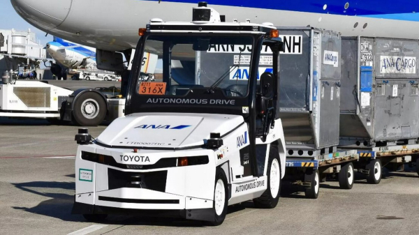 Toyota створила багажний тягач з автопілотом для японськіх аеропортів