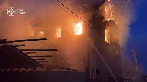 Росія вдарила по Києву: постраждало 19 людей, горять будинки та СТО &ndash; фото