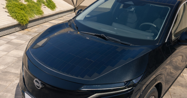 Nissan представила Ariya EV з можливістю самозаряджання від сонячної енергії Nissan представила Ariya EV з можливістю самозаряджання від сонячної енергії