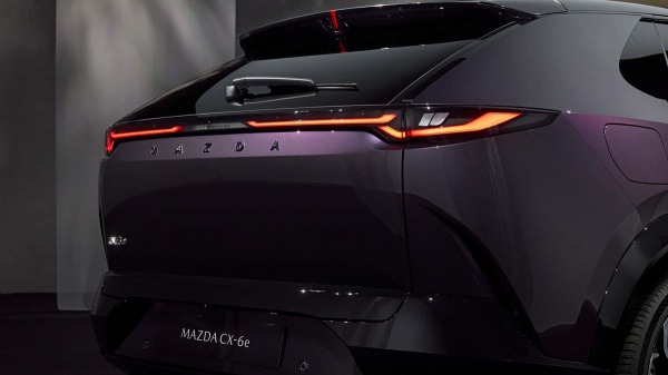 Запас ходу 484 км: Mazda представила новий електричний кросовер CX-6e