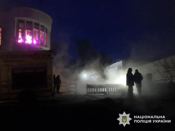 У Києві 16-річна дівчина впала у яму з окропом, утворену через аварію на тепломережі У Києві 16-річна дівчина впала у яму з окропом, утворену через аварію на тепломережі