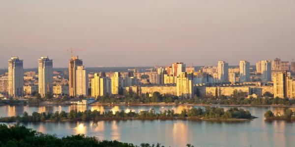 Росія атакувала Київ: понад 5600 багатоповерхівок без тепла, лівий берег &ndash; без води