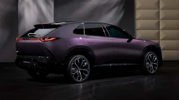 Запас ходу 484 км: Mazda представила новий електричний кросовер CX-6e