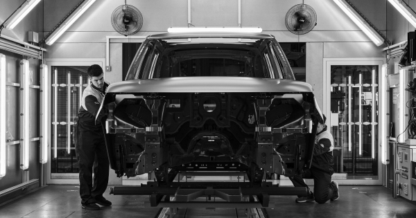 Range&nbsp;Rover створив дзеркальне лакофарбове покриття