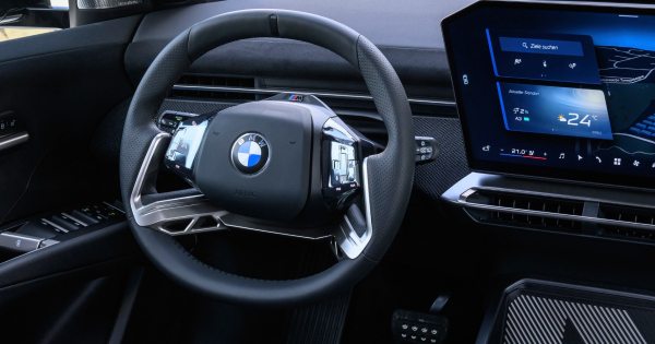 BMW iX3 2026 отримав біле кермо