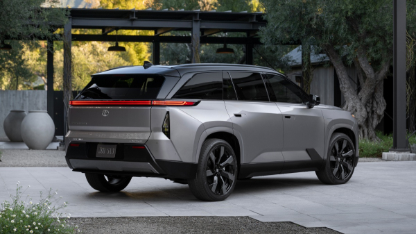 Toyota представила новий Highlander. Тепер це електромобіль