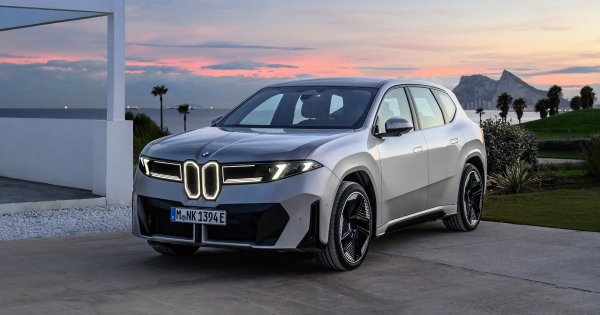 BMW iX3 2026 отримав біле кермо