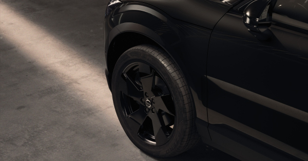 Volvo EX30 тепер теж має версію Black Edition