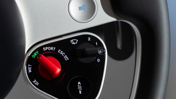 Колишній шеф-дизайнер Apple Джонні Айв розробив інтер'єр першого електромобіля Ferrari