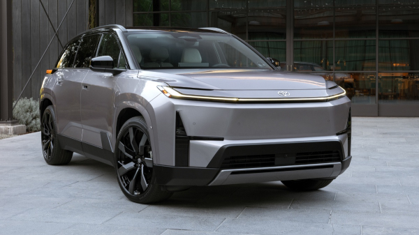 Toyota представила новий Highlander. Тепер це електромобіль