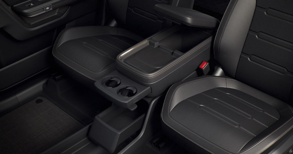 Rivian розкрила ціни та характеристики кросовера R2