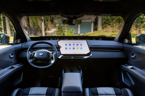 Екран на все скло: BMW пояснює, навіщо впроваджує систему Panoramic Vision