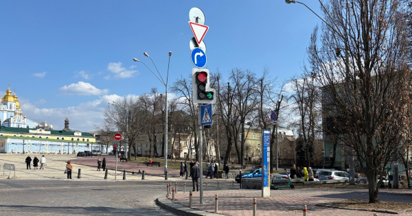 Червоне коло на світлофорах Києва: навіщо воно та як працює Червоне коло на світлофорах Києва: навіщо воно та як працює