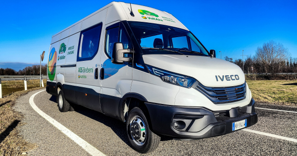Iveco випробовує бездротове заряджання електричного фургона у русі