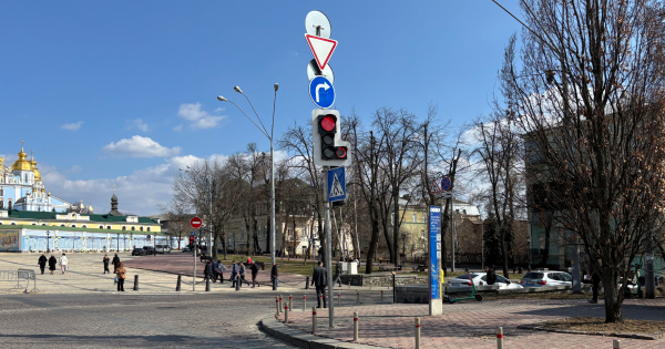 Червоне коло на світлофорах Києва: навіщо воно та як працює Червоне коло на світлофорах Києва: навіщо воно та як працює