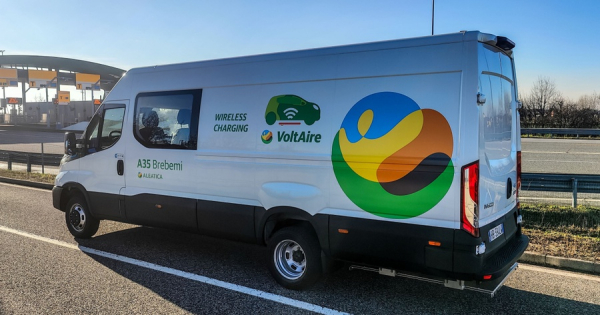 Iveco випробовує бездротове заряджання електричного фургона у русі