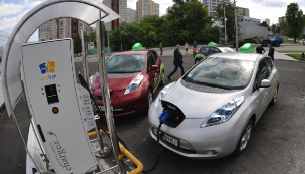 Чи доведеться власникам електромобілів &laquo;скидатися&raquo; на утримання доріг