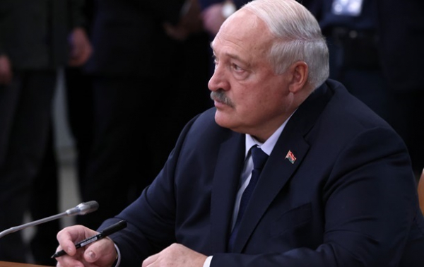 Атаки на НПЗ: Лукашенко пообіцяв "підставити плече" Росії Атаки на НПЗ: Лукашенко пообіцяв "підставити плече" Росії