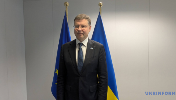 Домбровскіс підписав меморандум про макрофінансову допомогу ЄС для України