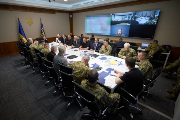 Зеленський провів спеціальну Ставку за участю командирів корпусів і виробників зброї Зеленський провів спеціальну Ставку за участю командирів корпусів і виробників зброї