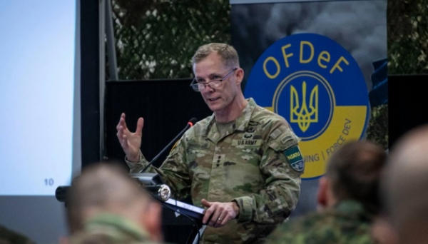 Зеленський нагородив орденом командувача Спеціальної місії НАТО Зеленський нагородив орденом командувача Спеціальної місії НАТО