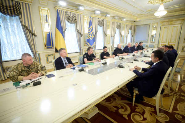 Зеленський обговорив із главою МЗС Азербайджану співпрацю в оборонній та економічній сферах Зеленський обговорив із главою МЗС Азербайджану співпрацю в оборонній та економічній сферах