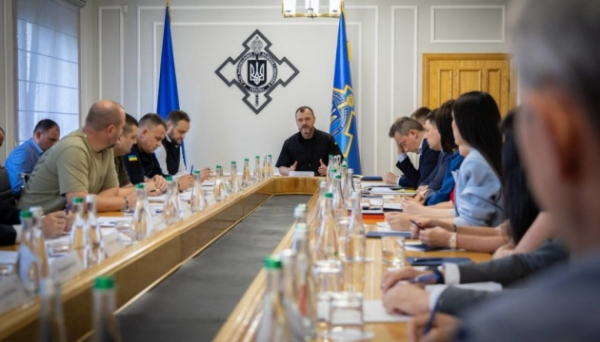 Клименко зустрівся з представниками бізнесу: Влада готує рішення для захисту логістики від атак РФ Клименко зустрівся з представниками бізнесу: Влада готує рішення для захисту логістики від атак РФ